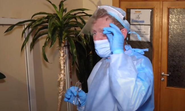 "Не вистачає навіть каталок і бахіл": десятки хворих звалили на плечі одного лікаря, медик "зашивається"