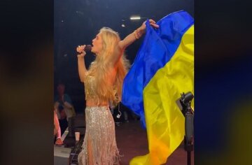 Брежнева вышла на сцену с флагом, украинцы возмущены: "Это низко..."