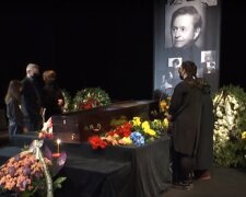 Українці зі сльозами на очах прощаються з Романом Віктюком, відео: "Людина жива, поки її пам'ятають"