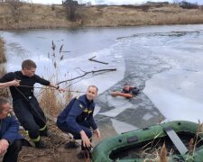 Трое детей провалились под лед на Волыни, не всех удалось спасти: кадры с места