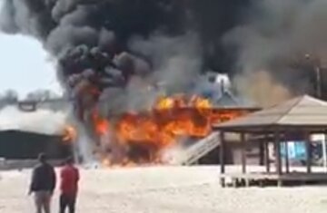 Вогонь охопив популярне кафе на пляжі в Одесі, рятувальники кинулися на допомогу: кадри НП