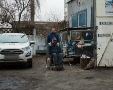 "Мы знаем, ради чего": инвалид-колясочник с невероятной силой духа отремонтировал сотни автомобилей для ВСУ