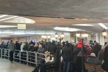 Колапс у метро Харкова, люди вишикувалися у величезні черги: кадри з місця