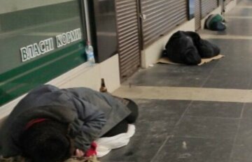 "Запах жахливий, купи сміття": у Харкові біля станції метро бездомні облаштували "житло", кадри