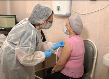 Третью дозу вакцины начали колоть на Днепропетровщине: кому она необходима в первую очередь