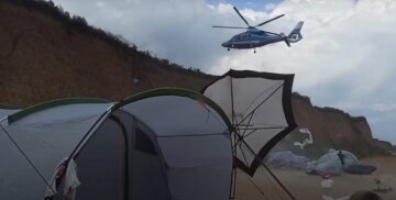 На пляже под Одессой вертолет снес палатки с туристами: "Что мы для них- муравьи"
