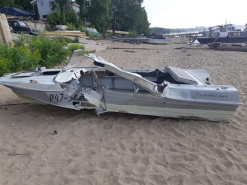 разбитый катер лодка авария столкновение