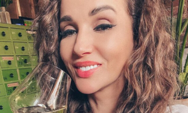 Томна Чехова обтягнула бюст золотом і притулилася до відомого красунчика: "Наявність чоловіка збільшує..."