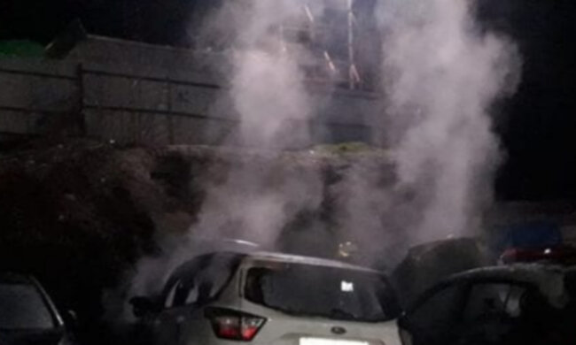 "Прямо на стоянці": під Дніпром почали займатися машини, кадри з місця НП