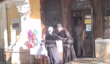 Священик вигнав жінку з храму в центрі Одеси, відео: "Крала вино"