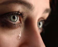 женщина плачет слезы
