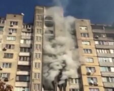 В Киеве полыхает многоэтажка, жители дома оказались в западне: первые подробности и кадры с места