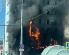 Масштабный пожар вспыхнул в ТЦ, людей экстренно эвакуируют: первые детали и кадры ЧП