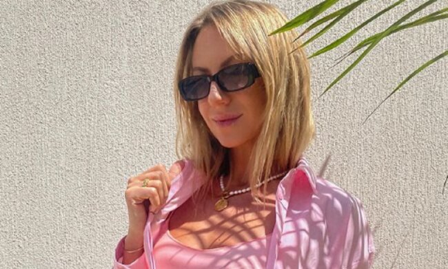 Похудевшая Никитюк ради пикантного кадра сжала персы узким топиком цвета неба: "Аж летом запахло"