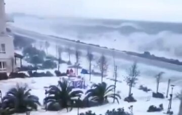 "Будуйте ковчег": в Росії бушує цунамі, величезні хвили зносять все на своєму шляху