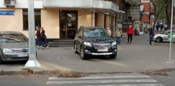Автохами влаштували свавілля біля лікарні в Харкові, кадри: "Пасовище оленів"