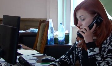 "Де гроші?": українці у відчаї обривають телефони гарячих ліній, чому немає виплат