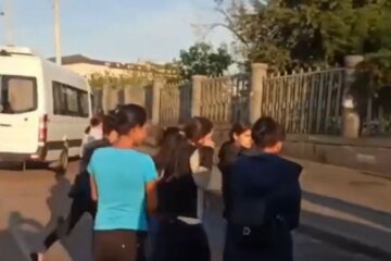 Полюють з самого ранку: у Києві на вокзалі банда злодійок прогоріла на мерзенній крадіжці, відео