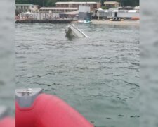 Біля берегів Одеси затонула яхта, капітана дістали з води: кадри НП