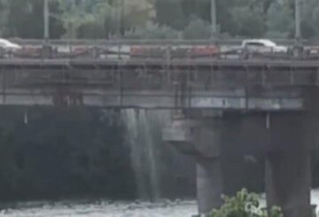 В Киеве "устал" один из главных мостов города, образовался зрелищный водопад: видео