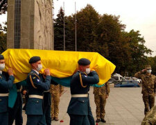 "За життя боролися до останнього": Україна попрощалася з молодим курсантом, який пережив падіння АН-26, кадри
