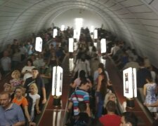 НП сталася в метро Києва, людей евакуювали, рух зупинився: що сталося