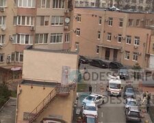 Большое горе в Одессе, тело ребенка найдено под окнами многоэтажки: трагические кадры
