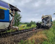 Пасажирські потяги зіткнулися лоб в лоб, є жертви: перші кадри трагедії в Чехії