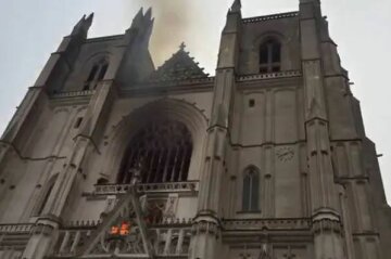 Сильна пожежа охопила відомий собор, екстрене звернення рятувальників: деталі і кадри з місця НП