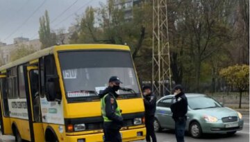 "На всю маршрутку орет, выходите": в Одессе копы выгоняют людей из транспорта, кадры