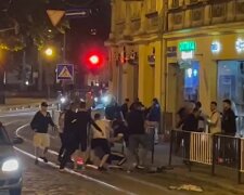 Массовая драка произошла во Львове, кадры с места: в полиции отреагировали