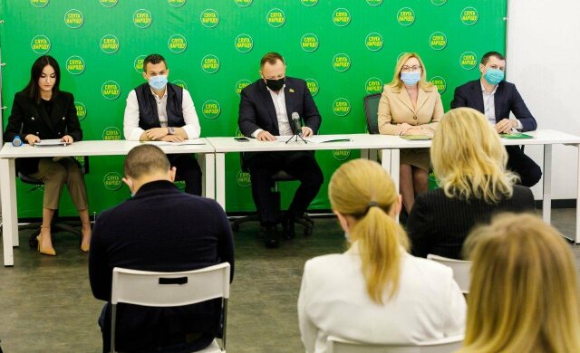 Цілі та імена одні, обличчя різні: на місцеві вибори в Харкові йдуть незвичайні "клони", фото