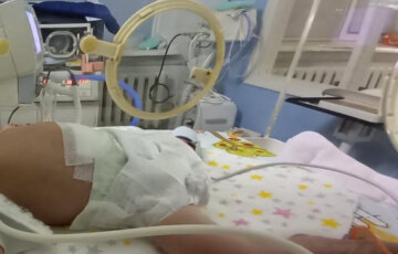 "Мама с двумя еще в роддоме": одной из новорожденных тройняшек нужна срочная операция, украинцев просят о помощи