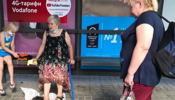 Киевский маршрутчик чуть не оставил бабушку без руки, видео: "Тянул по асфальту"