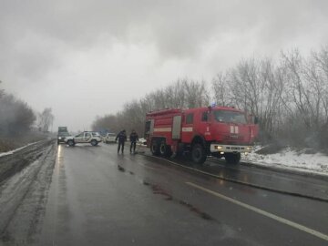 Під Києвом авто перетворилося на факел після зіткнення з вантажівкою: "Спалахують як сірники"