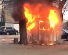 Вогняна НП на зупинці в Одесі, відео пожежі: "згорів дотла"