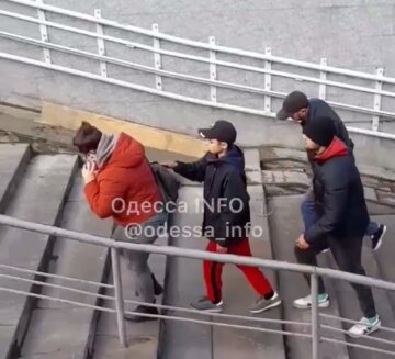 В Одессе обнаглевшие ромы запускают руки в сумки прохожих: позорное видео