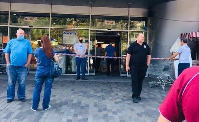 В Днепре из двух ТЦ срочно эвакуируют людей: подробности и кадры с места