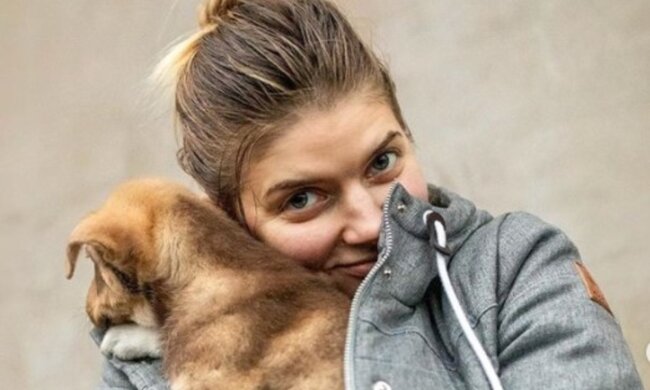 Звезда фильмов "Квартал 95" взобралась на гору с песком в вечернем платье, озадачив видом: «А ступа где?»