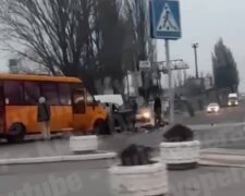 Легковушка протаранила маршрутку под Киевом, кадры: "головой пробил лобовое..."