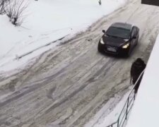 В Киеве скользкие дороги "победили" водителей, видео: "просто катятся вниз"