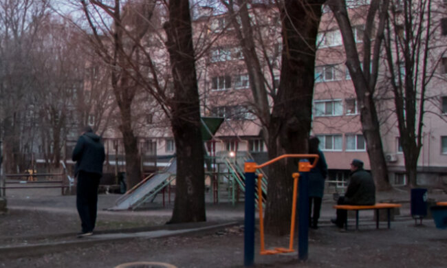 "Мне приказали": мужчина с пилой ворвался на детскую площадку в Днепре, кадры