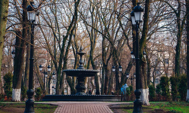 У Києві "золоті" ліхтарі біля Ради виявилися китайськими: рахунок пішов на мільйони, деталі скандалу