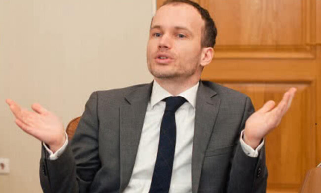 Министра Малюську застали за странным занятием в кабинете: "Коронавирус в голову ударил?"