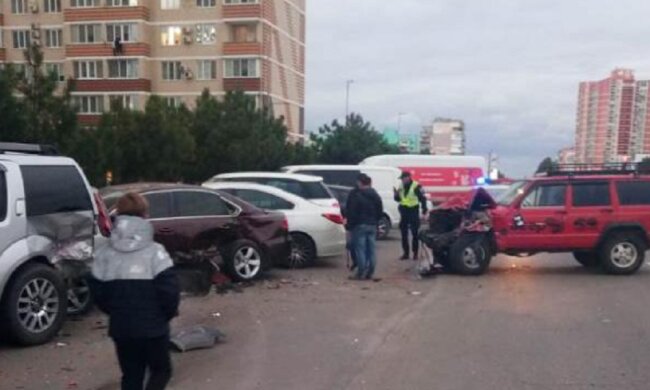 Взял у мамы без разрешения: подросток на джипе устроил масштабное ДТП под Одессой, видео