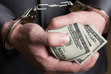 В Харкові топ-фіскал попався на величезному хабарі: кадри затримання
