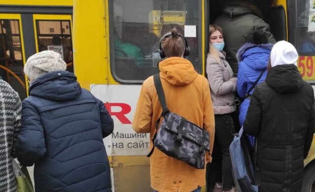 Киевские маршрутчики наплевали на карантин и забивают транспорт под завязку: кадры грубых нарушений