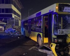 У Києві автобус зніс зупинку, повну людей, фото: є жертви