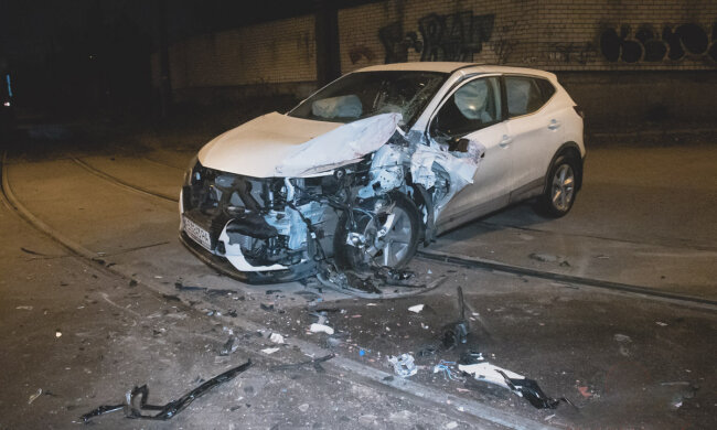 У Дніпрі легковик зіткнувся з трамваєм: є постраждалі, відео з місця