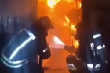 Николаев попал под обстрел оккупантов: загорелся жилой дом, кадры с места пожара